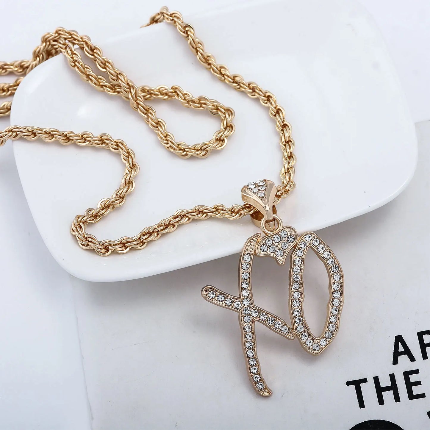 Exquisite Halskette mit Anhänger in Bubble-Letter-Schriftzug „Xo“ und weißen Zirkonia – ein modisches Accessoire für Herren, perfekt für Freizeit und Partys.