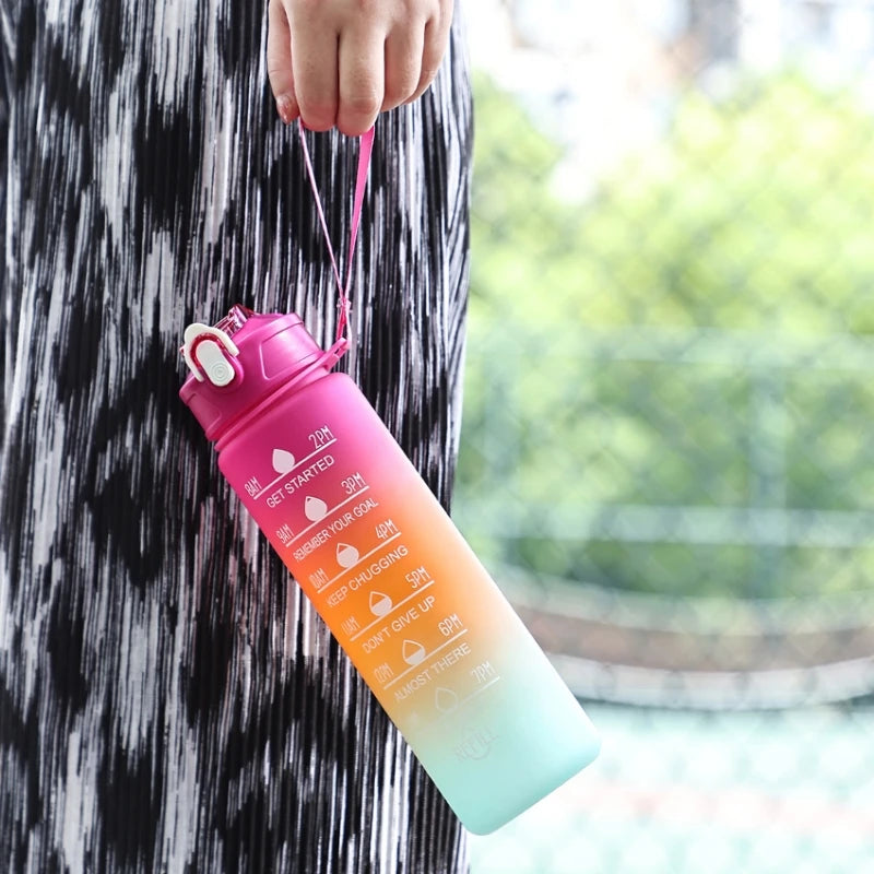 800ML Sportwasserflasche mit großer Kapazität Leckdichter Kunststoff-Trinkbecher aus Kunststoff mit Skala, die für Reisefitness geeignet ist, lecksicher