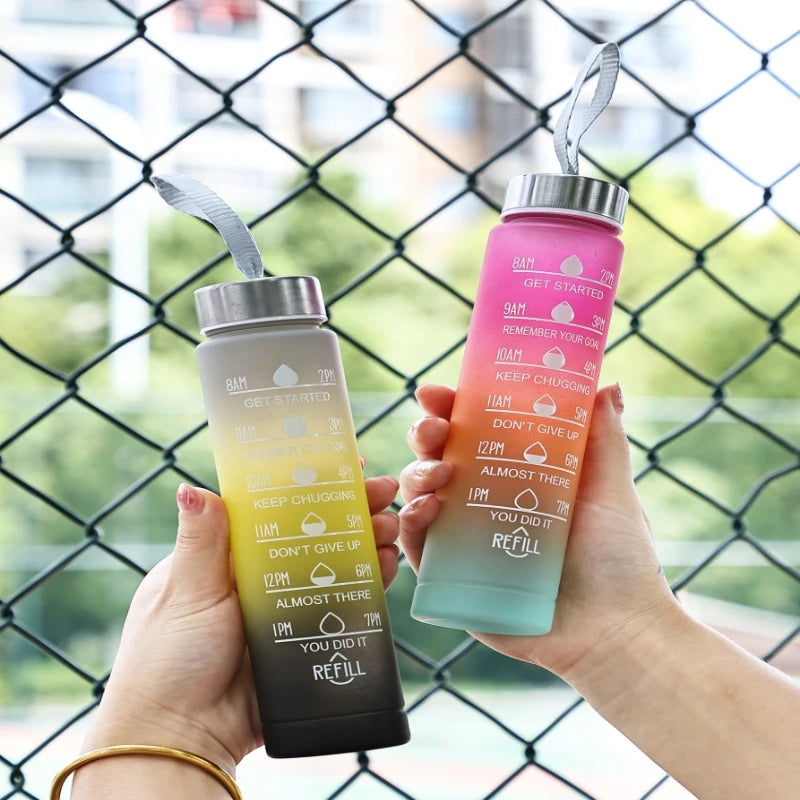 800ML Sportwasserflasche mit großer Kapazität Leckdichter Kunststoff-Trinkbecher aus Kunststoff mit Skala, die für Reisefitness geeignet ist, lecksicher